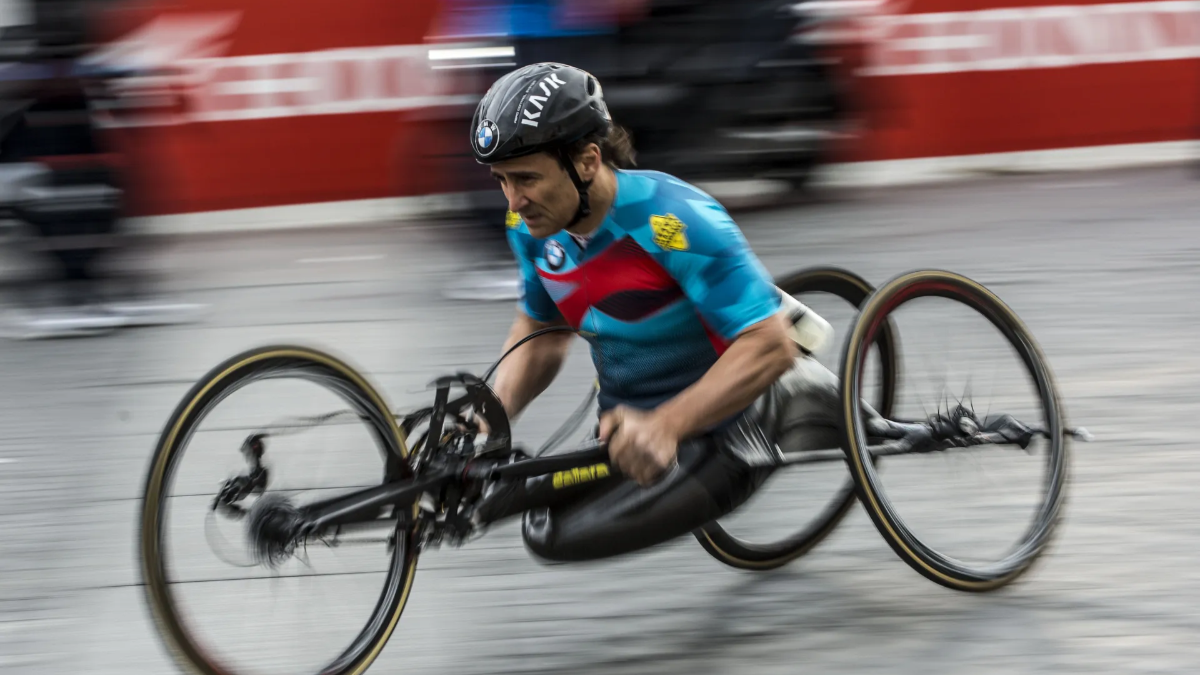 Da pilota a simbolo: la vita oltre il limite di Alex Zanardi