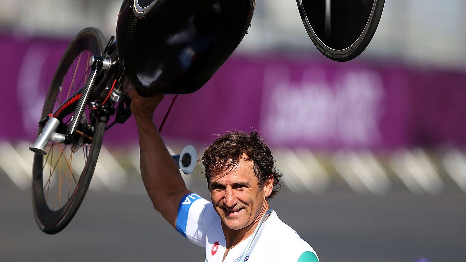 Addio a Alex Zanardi: l'ex pilota di F1 e simbolo del paralimpismo mondiale è morto all'improvviso a 59 anni