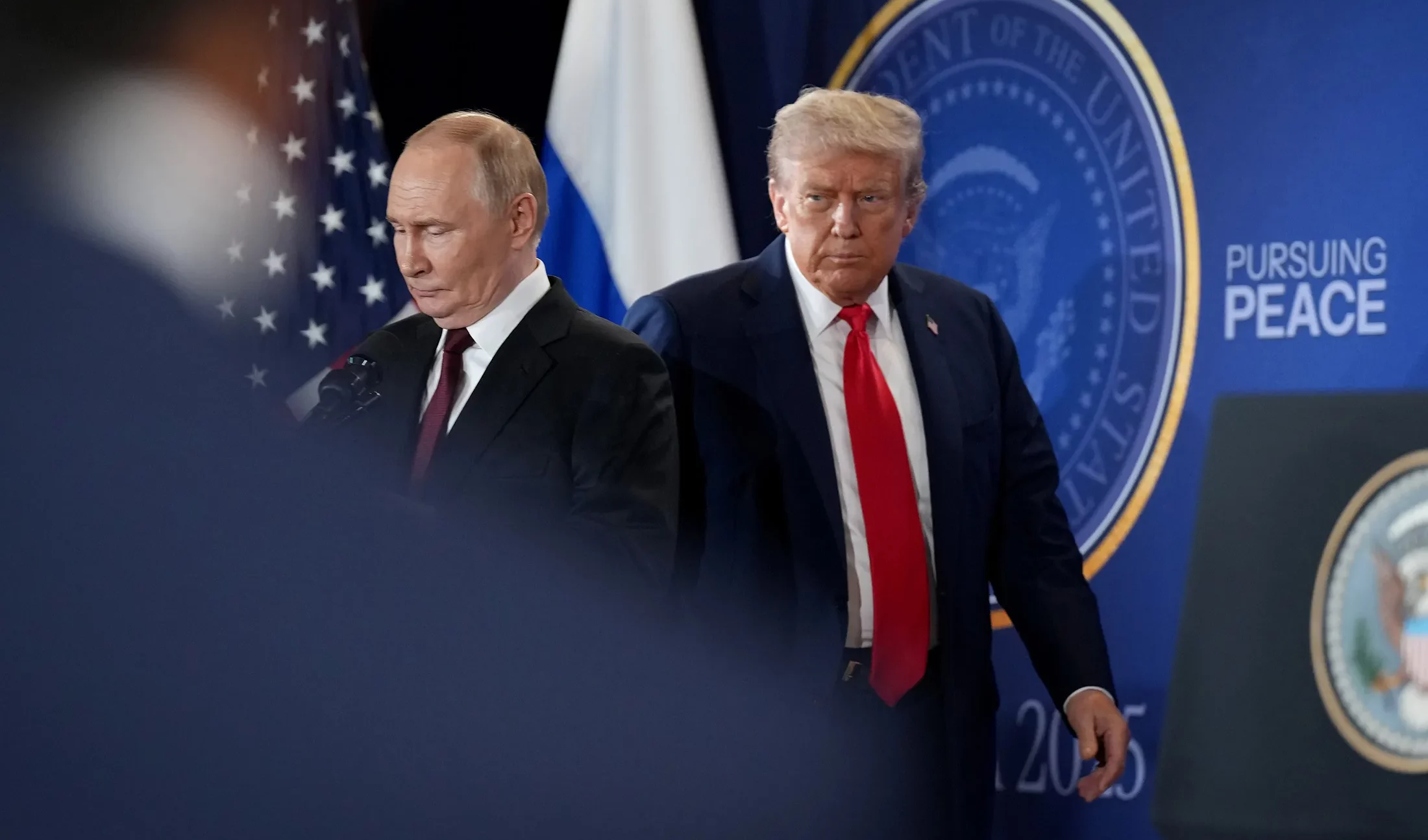 La parata spenta di Putin e Trump: due leader assediati dalla guerra cercano ora un’improbabile pace