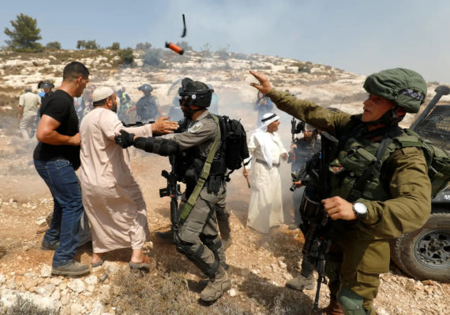 Cisgiordania: nuovi assalti dei coloni protetti dai militari israeliani contro palestinesi inermi Cisgiordania: nuovi assalti dei coloni protetti dai militari israeliani contro palestinesi inermi