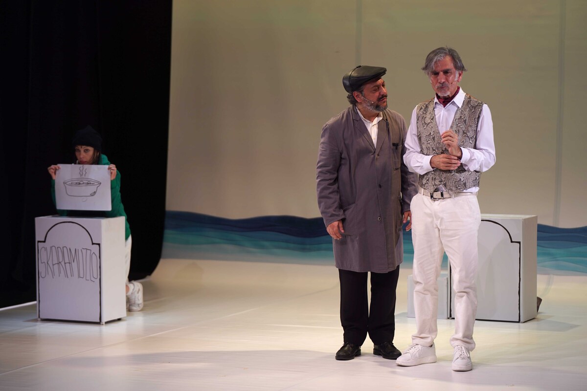 KR70M16 – Naufrago senza nome – Cecilia Foti, Dario De Luca, Saverio La Ruina – Primavera dei Teatri – Ph. Angelo Maggio – recensione di Alessia de Antoniis KR70M16 – Naufrago senza nome - Cecilia Foti, Dario De Luca, Saverio La Ruina - Primavera dei Teatri - Ph. Angelo Maggio - recensione di Alessia de Antoniis