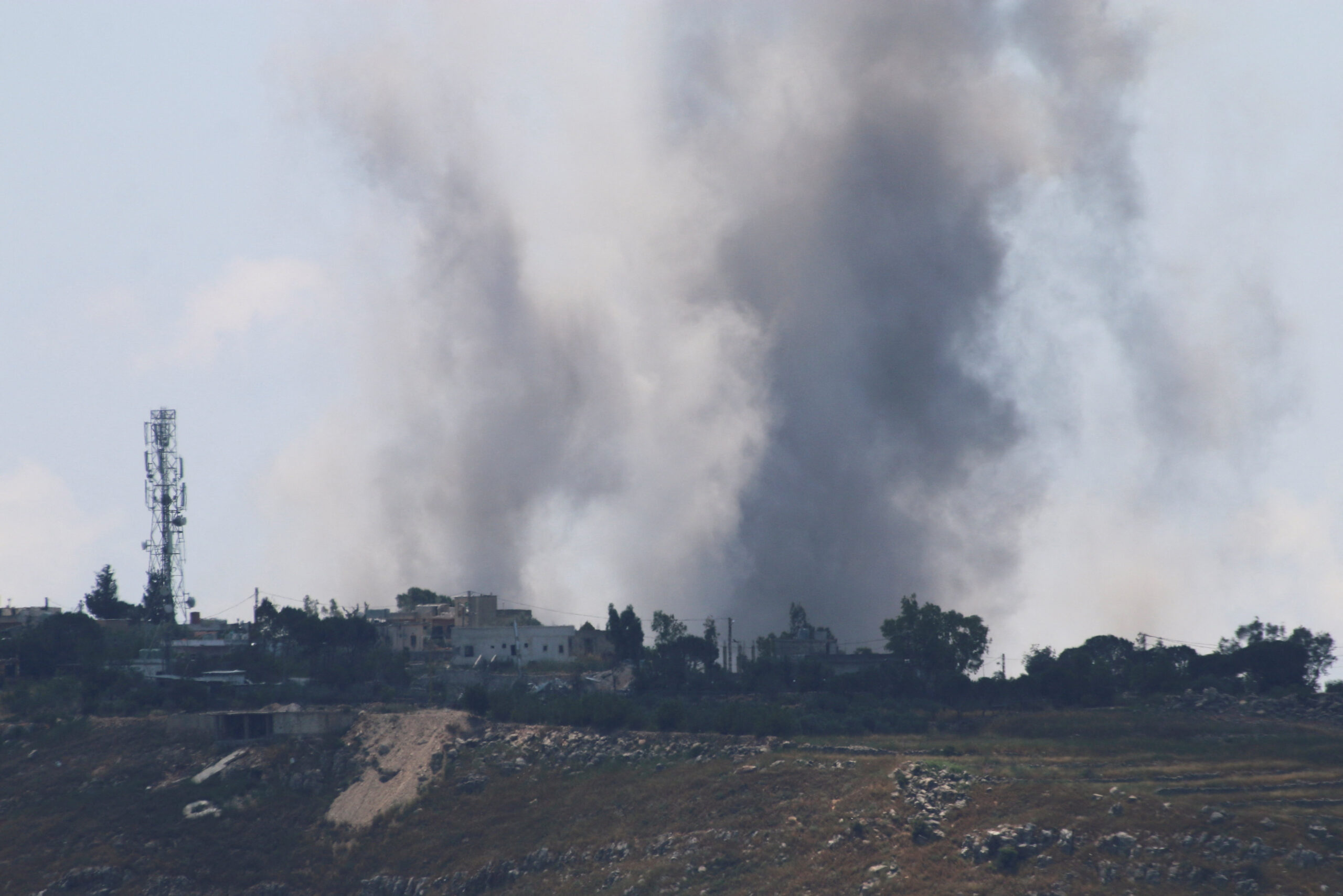 Tre morti e molti feriti nei raid israeliani sul Libano: colpite abitazioni, una strada e un centro commerciale