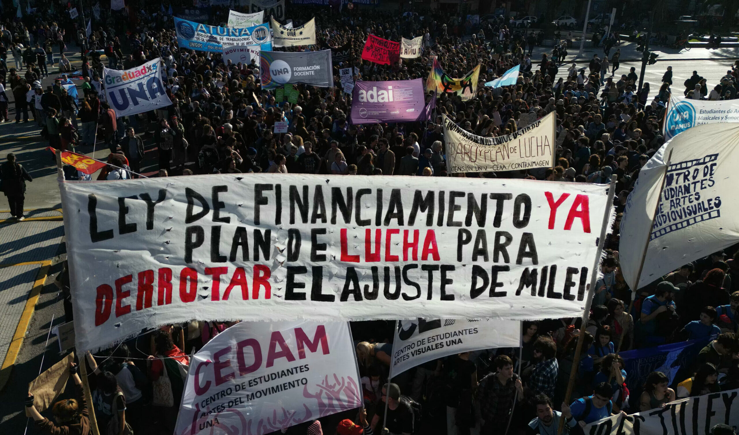 Argentina in piazza contro Milei: la guerra alle università pubbliche dell'estremista di destra incendia Buenos Aires Argentina in piazza contro Milei: la guerra alle università pubbliche dell'estremista di destra incendia Buenos Aires