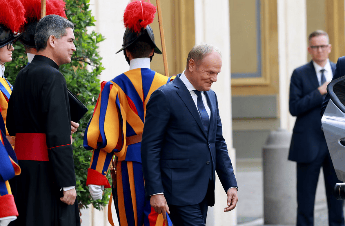 Donald Tusk dal Papa: Ucraina, riarmo europeo e ordine internazionale al centro del colloquio in Vaticano