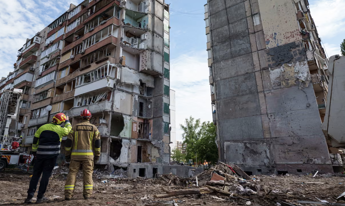 Putin imita Netanyahu e bombarda un palazzo di Kiev: 24 civili morti, tra loro 3 bambini