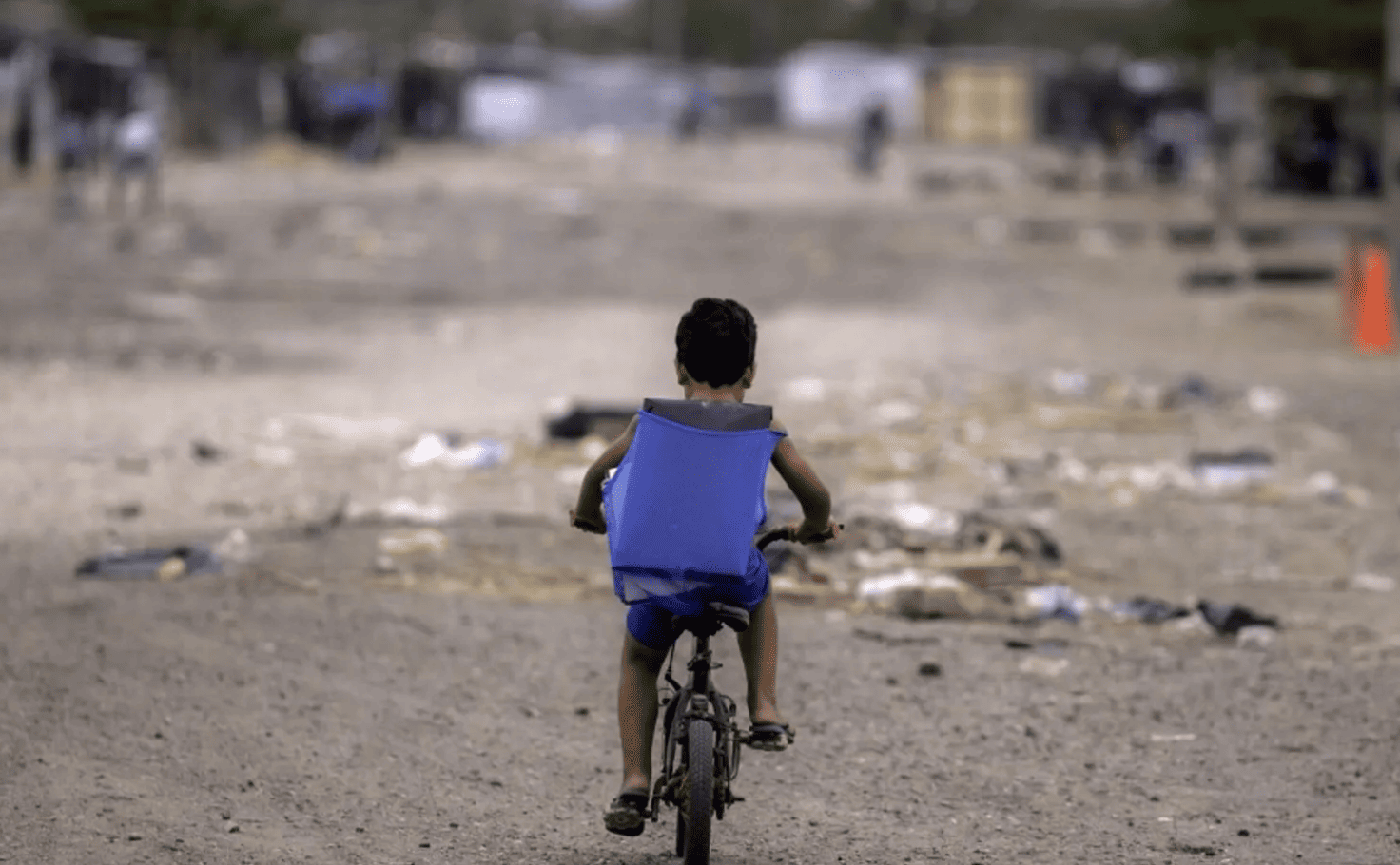 Meloni racconta il Paese dei balocchi, ma l’Italia reale è impoverita, diseguale e senza futuro per giovani e donne