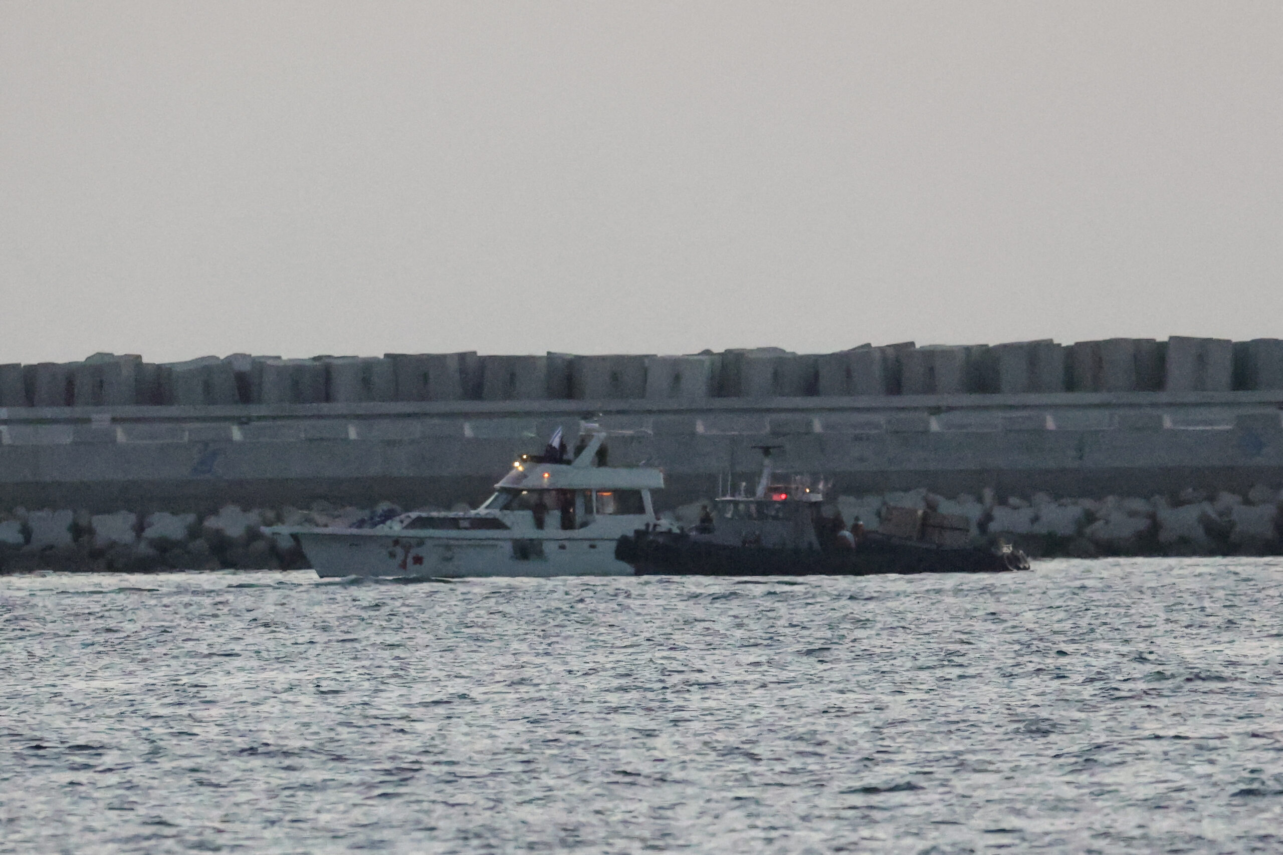 Israele sequestra la Flotilla per Gaza: 428 attivisti trasferiti ad Ashdod, molti iniziano lo sciopero della fame Israele sequestra la Flotilla per Gaza: 428 attivisti trasferiti ad Ashdod, molti iniziano lo sciopero della fame