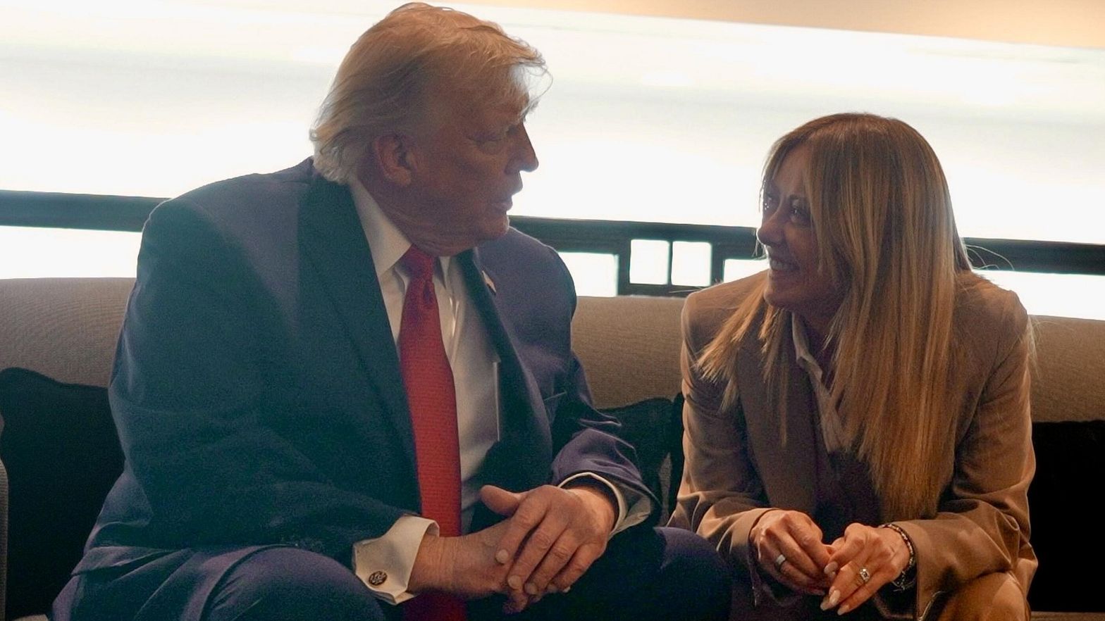 Trump, il retroscena con Meloni: "Mi ha implorato di fare una foto con lei, mi ha fatto pena"