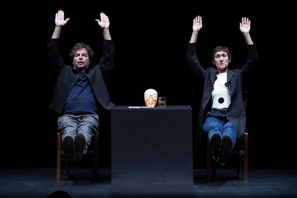 Roberto Scappin e Paola Vannoni – primavera dei teatri 2026 – Vorrei morire non so come fare – Ph angelo maggio – recensione di Alessia de Antoniis Roberto Scappin e Paola Vannoni - primavera dei teatri 2026 - Vorrei morire non so come fare - Ph angelo maggio - recensione di Alessia de Antoniis