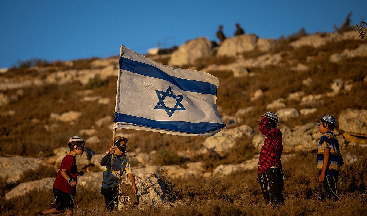 Cisgiordania, altro assalto dei coloni israeliani di estrema destra protetti dai militari contro i palestinesi