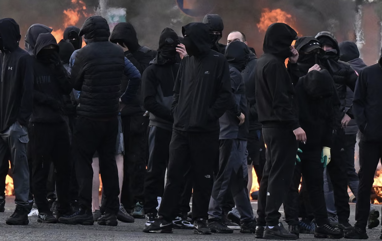 Screenshot 2026-06-10 alle 10.54.55 La furia fascista devasta Belfast: immigrati nel mirino tra incendi e aggressioni
