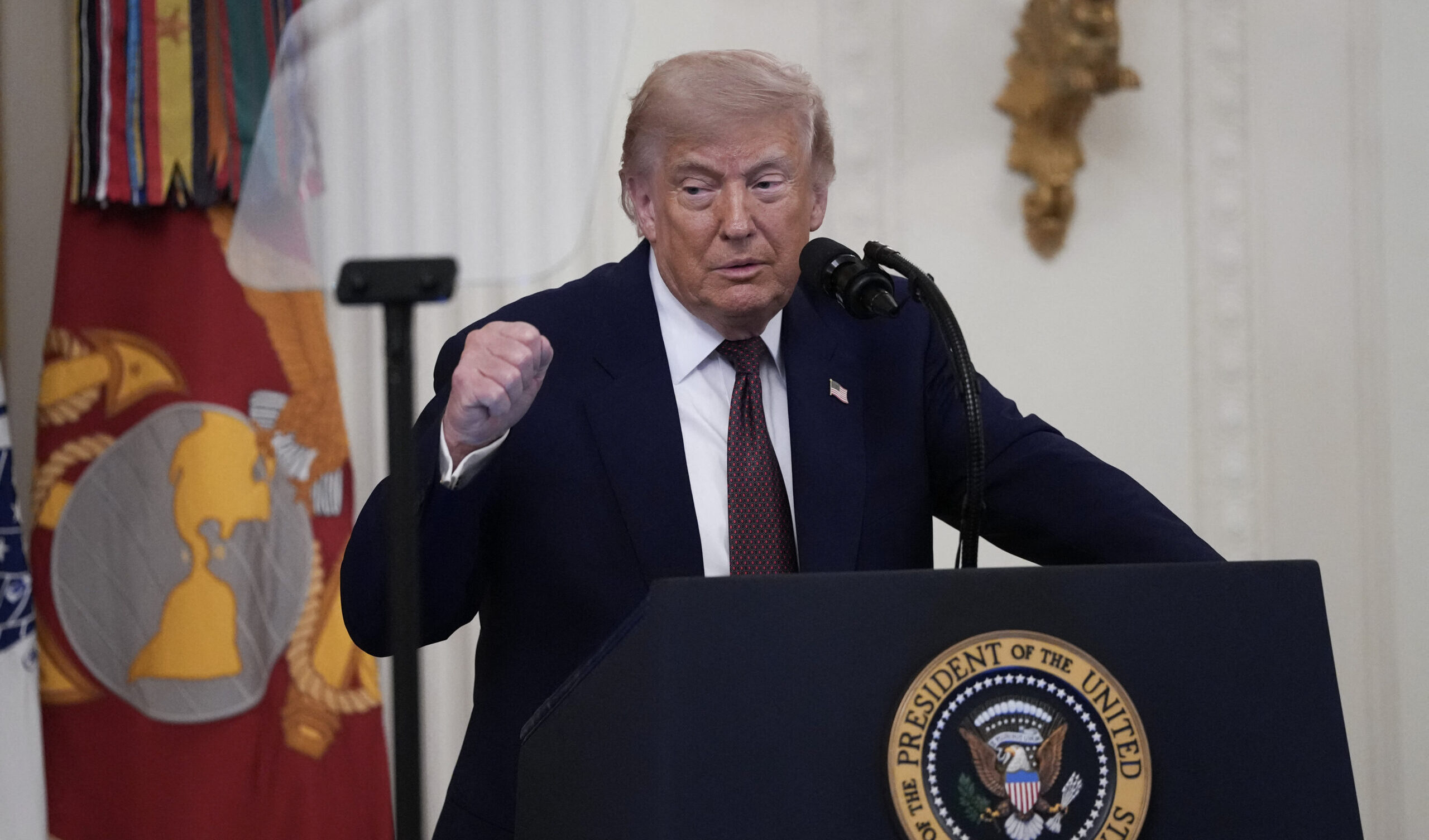 Trump lo sconfitto minaccia l'Iran: "Se chiuderanno Hormuz non avranno più un paese" Trump lo sconfitto minaccia l'Iran: "Se chiuderanno Hormuz non avranno più un paese"