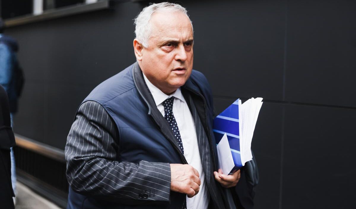 Lazio: il braccio di ferro tra Lotito e tifosi danneggia il centro-destra e costringerà la politica a intervenire Lazio: il braccio di ferro tra Lotito e tifosi danneggia il centro-destra e costringerà la politica a intervenire