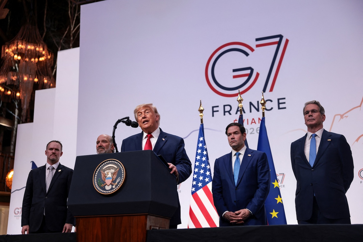 Trump maschera la sconfitta: "Ho firmato con l'Iran per evitare la catastrofe economica" Trump maschera la sconfitta: "Ho firmato con l'Iran per evitare la catastrofe economica"