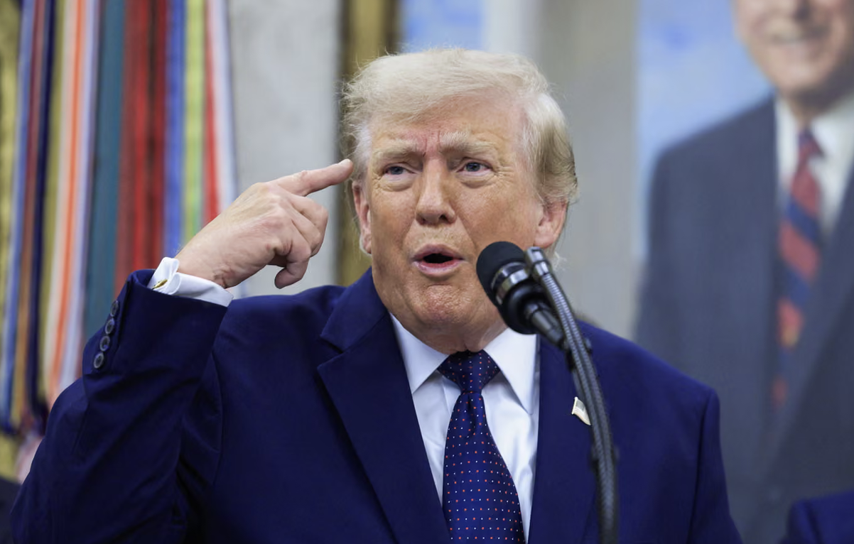 Trump ammette le pressioni sulla Fifa per revocare la squalifica al calciatore Usa: "Non era fallo..."