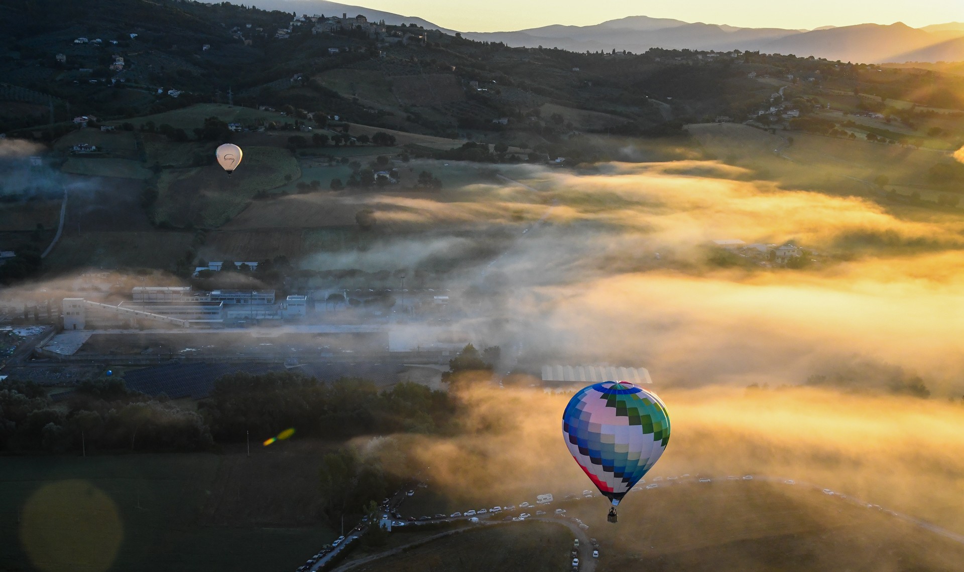 mongolfiere todi 4-014 Todi chiude l'Umbria Balloon Festival: tre giorni di mongolfiere, voli all'alba e spettacolo Night Glow