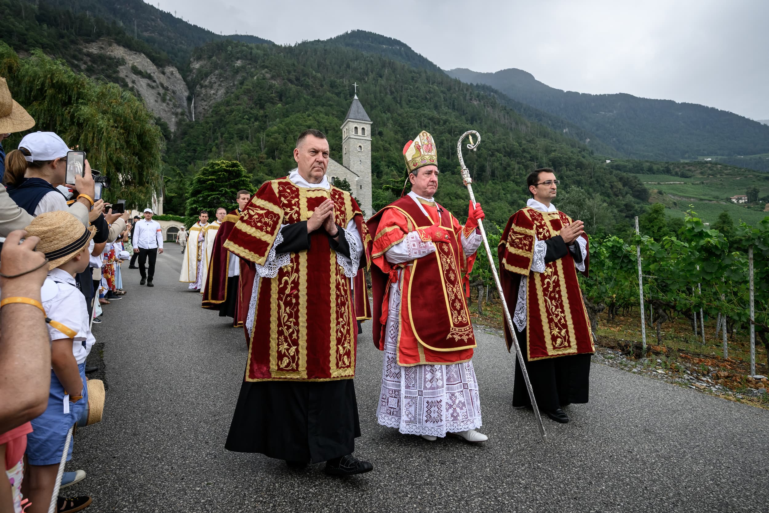 Vaticano, scomunicati i vescovi lefebvriani: dichiarate invalide nozze e confessioni Vaticano, scomunicati i vescovi lefebvriani: dichiarate invalide nozze e confessioni