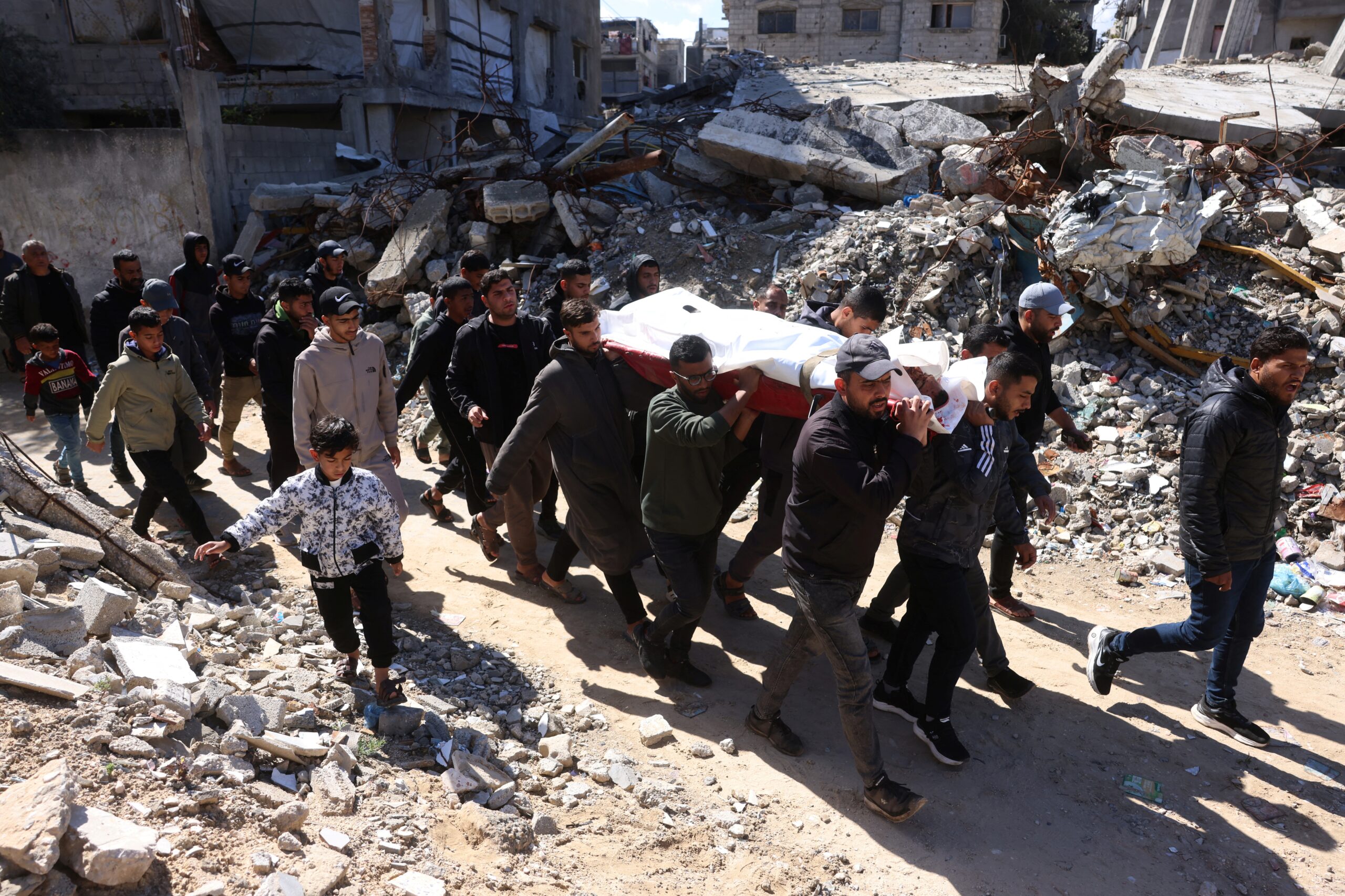 Gaza, le bombe israeliane continuano a uccidere: nuovi morti e feriti nella Striscia Gaza, le bombe israeliane continuano a uccidere: nuovi morti e feriti nella Striscia
