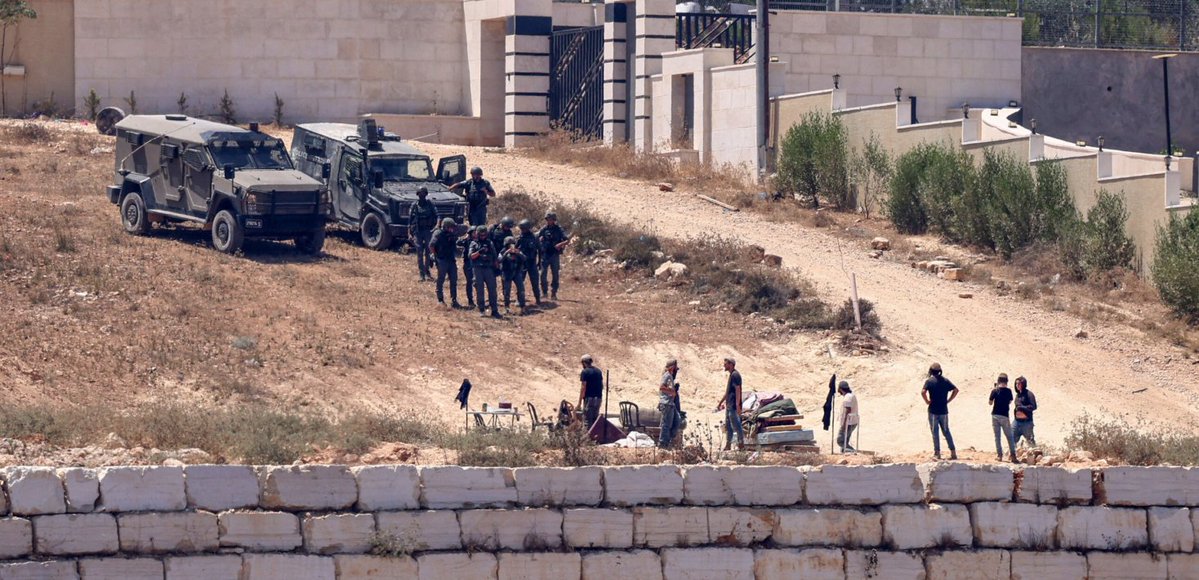 Cisgiordania: i militari israeliani bloccano una strada e isolano tre abitazioni palestinesi assediate dai coloni Cisgiordania: i militari israeliani bloccano una strada e isolano tre abitazioni palestinesi assediate dai coloni