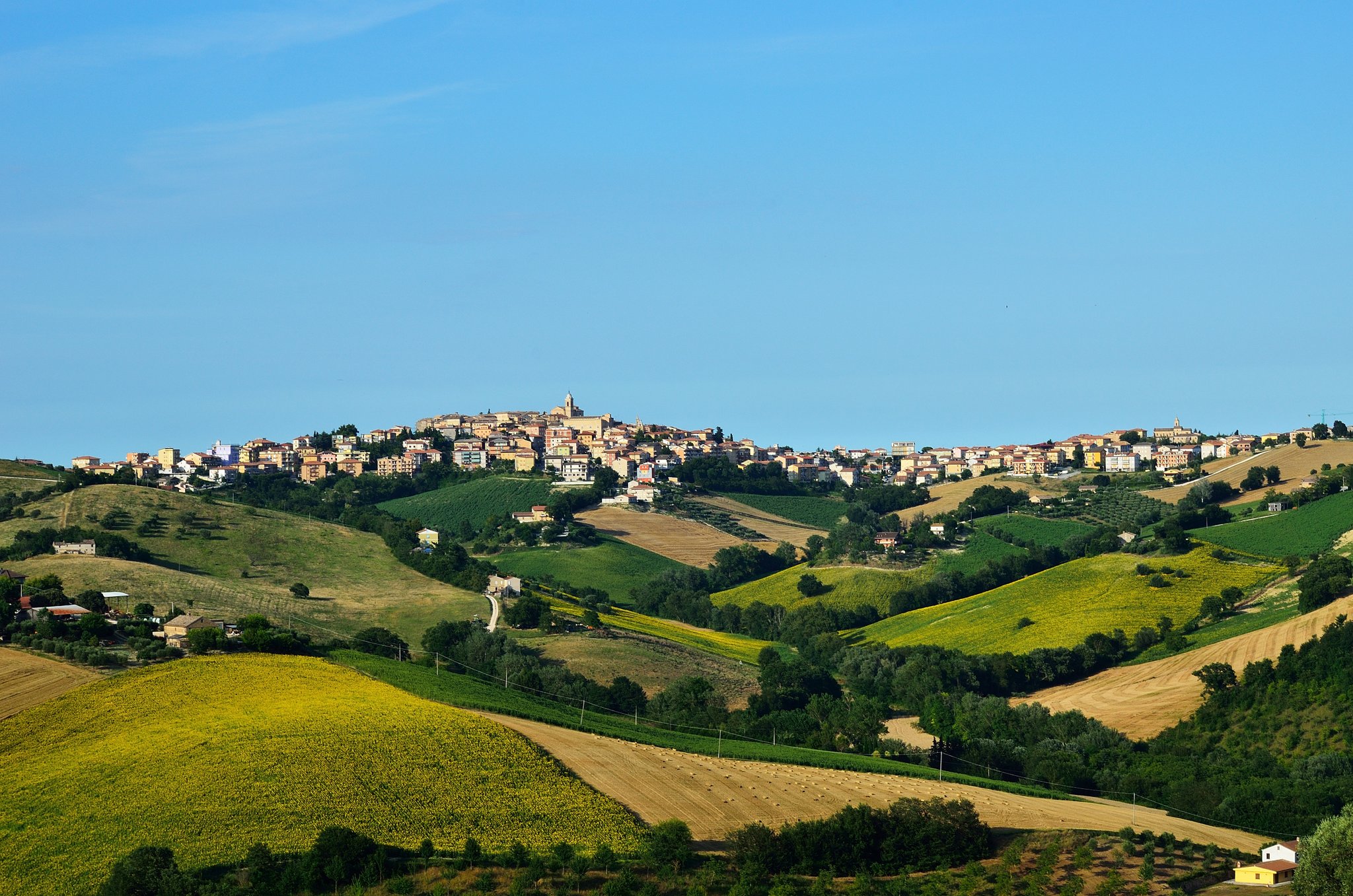 Monte-san-Giusto-panoramica-da-campiglia-2 Nel cuore delle Marche un viaggio itinerante tra design, arte, musica e antichi mestieri
