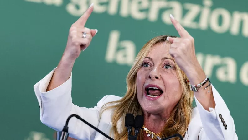 Scuola, stranieri e velo integrale: la propaganda identitaria di Meloni si scontra con Costituzione, diritti e realtà Scuola, stranieri e velo integrale: la propaganda identitaria di Meloni si scontra con Costituzione, diritti e realtà