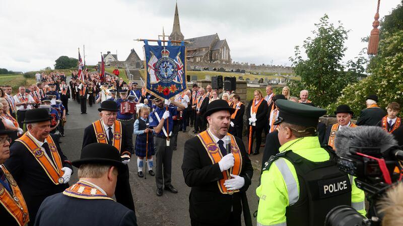 Orange Irlanda, tra le ferite dei Troubles e il ritorno degli orangisti: un romanzo racconta un Paese oltre la guerra civile