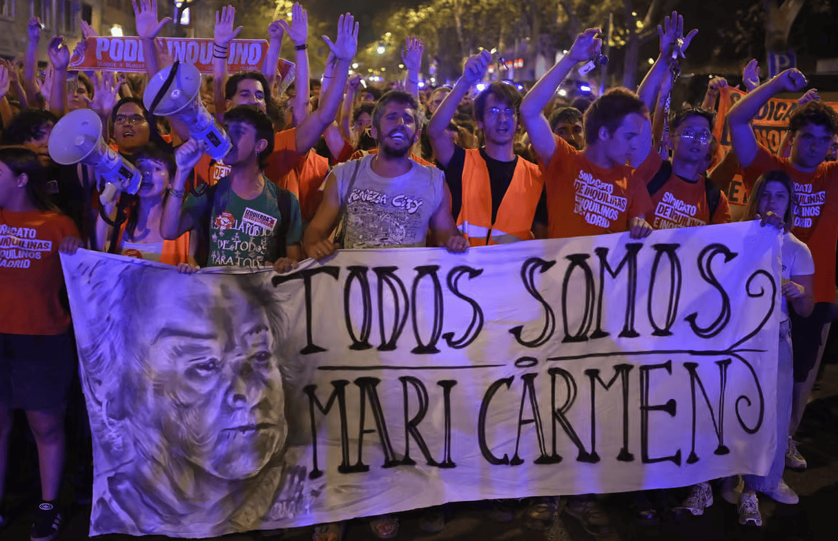 Spagna, lo sfratto di Maricarmen infiamma la protesta: migliaia in piazza contro le speculazioni dei fondi immobiliari