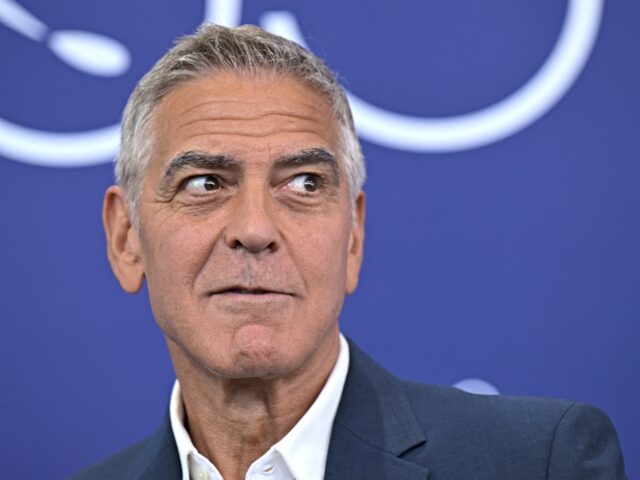Clooney a Venezia attacca l'amministrazione Trump: "Persone incapaci e senza decenza"