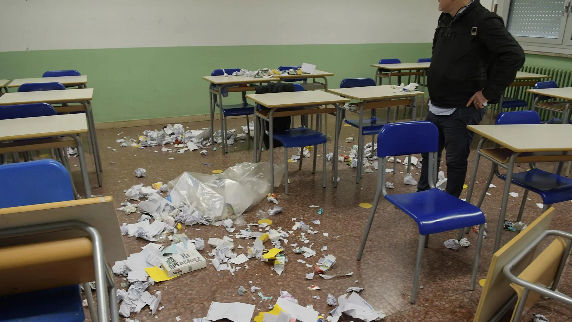 Scuola italiana: meno risorse, più disuguaglianze e violenza mentre il Paese invecchia e abbandona i giovani
