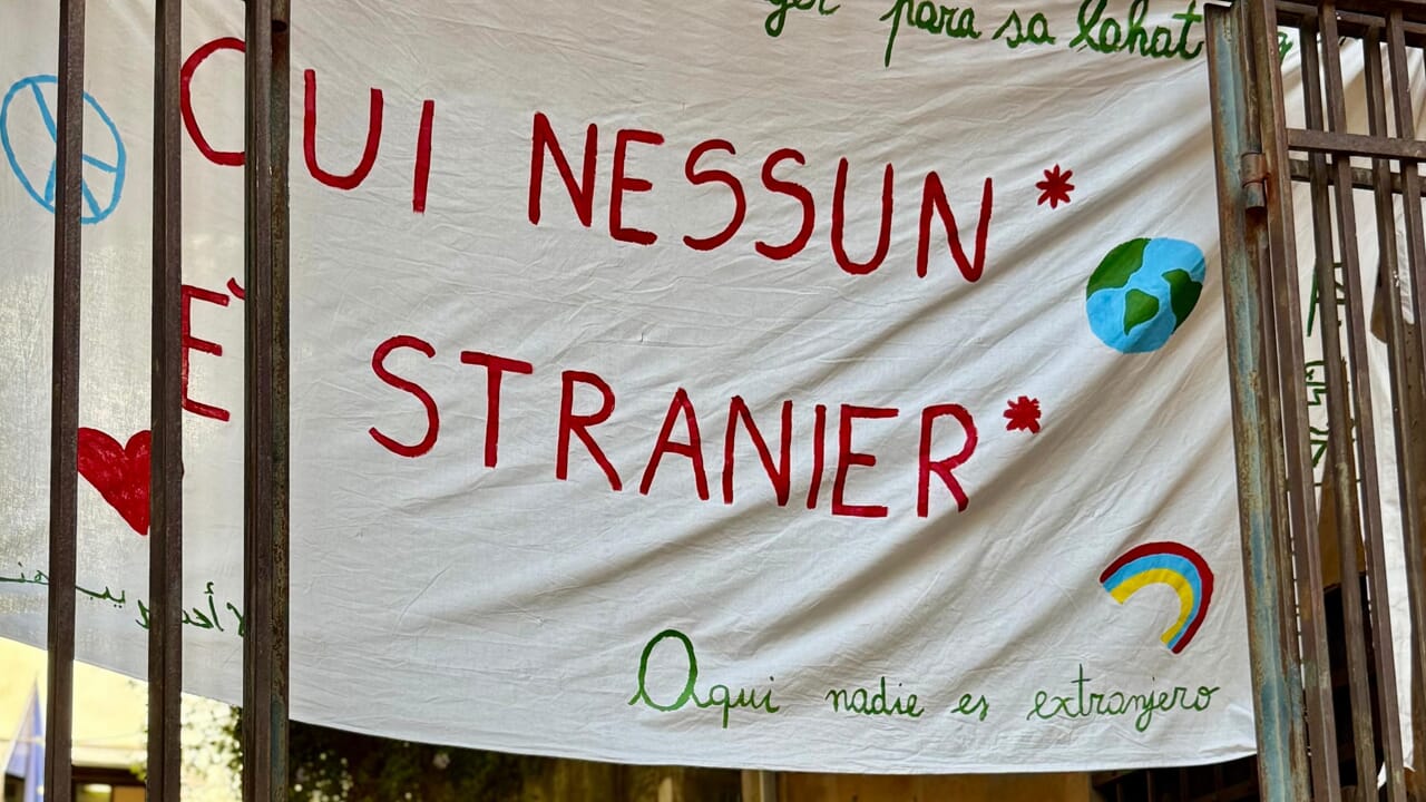 “Qui nessuno è straniero”: a Genova torna lo striscione contro il decreto Valditara tolto dalla polizia “Qui nessuno è straniero”: a Genova torna lo striscione contro il decreto Valditara tolto dalla polizia