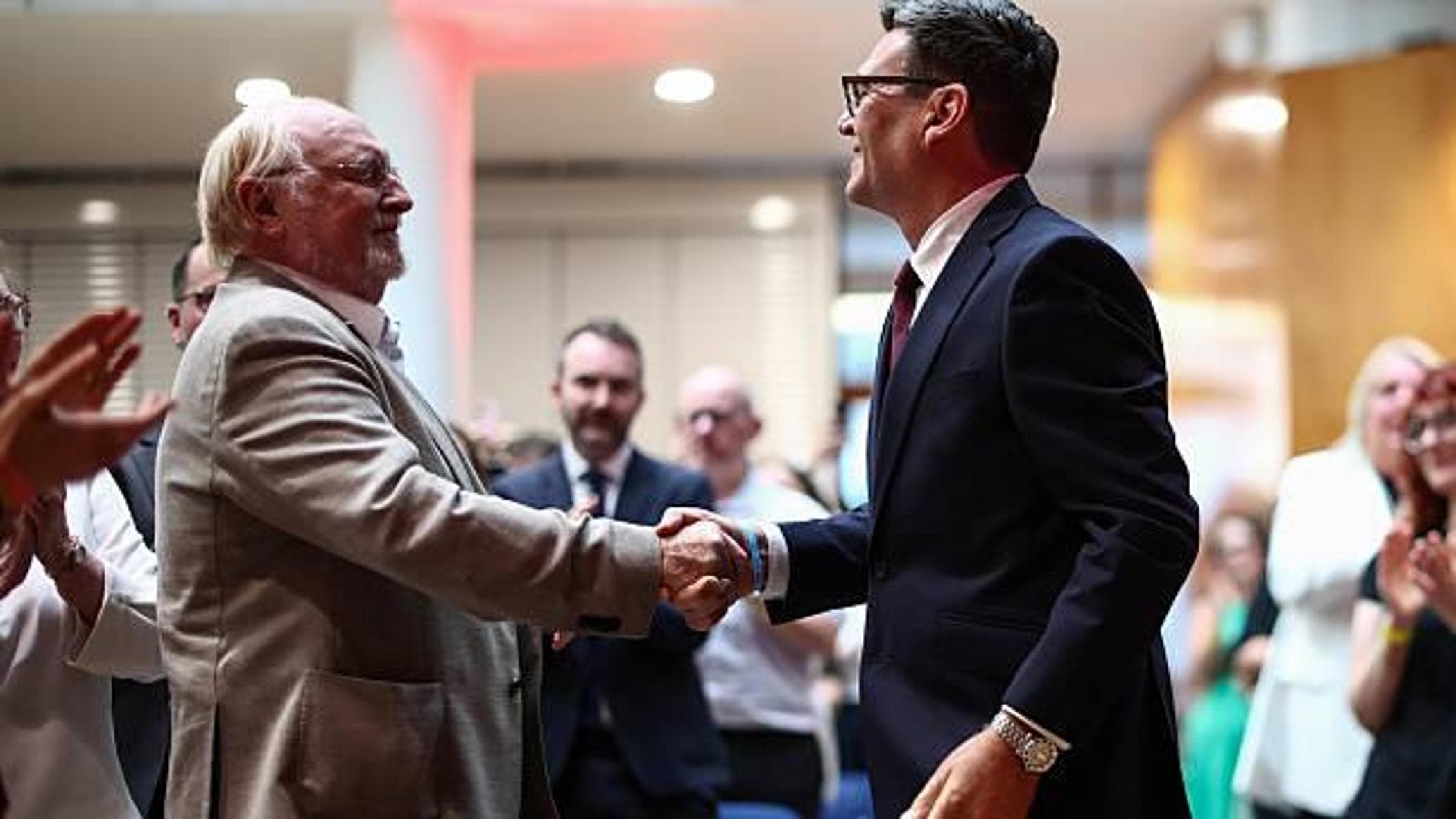 Neil Kinnock, ex leader del Partito laburista rivela: "Burnham vuole riportare Londra nella Ue"