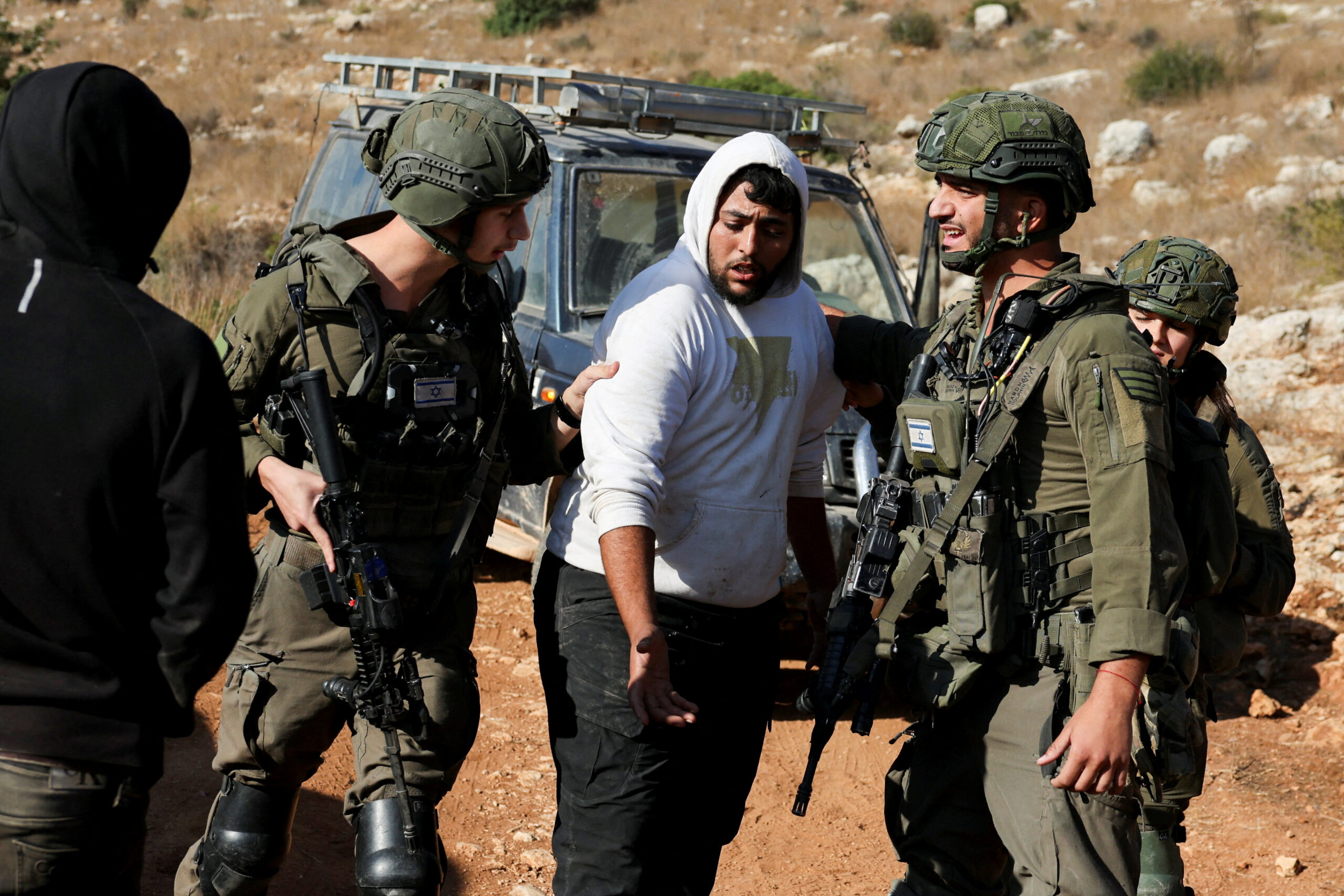 Cisgiordania, raid, arresti e demolizioni: coloni e militari di Israele infieriscono sui palestinesi Cisgiordania, raid, arresti e demolizioni: coloni e militari di Israele infieriscono sui palestinesi