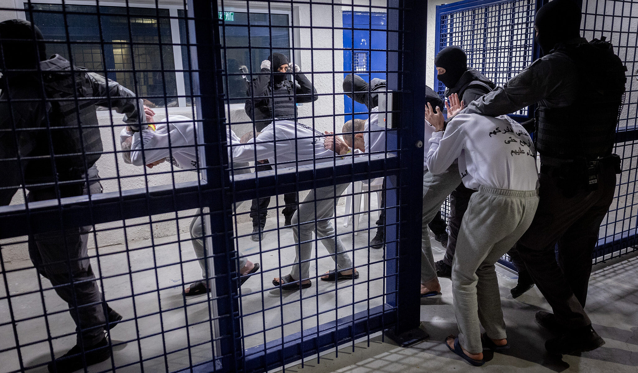 Migliaia di persone sono detenute nei campi di tortura israeliani: ecco cosa succede al loro interno Migliaia di persone sono detenute nei campi di tortura israeliani: ecco cosa succede al loro interno