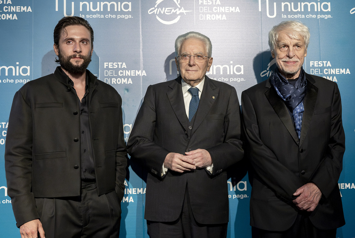 Giuseppe De Domenico, Sergio Mattarella, Michele Placido – Proiezione Livatino – Il giudice e i suoi assassini_Ph Paolo Giandotti – Festa del Cinema di Roma Il Presidente Sergio Mattarella alla proiezione in anteprima della miniserie "Livatino - Il giudice e i suoi assassini" con Michele Placido, regista della miniserie e Giuseppe De Domenico alla Festa del cinema di Roma - Foto di Paolo Giandotti - Ufficio per la Stampa e la Comunicazione della Presidenza della Repubblica-intervista a De Domenico di Alessia de Antoniis