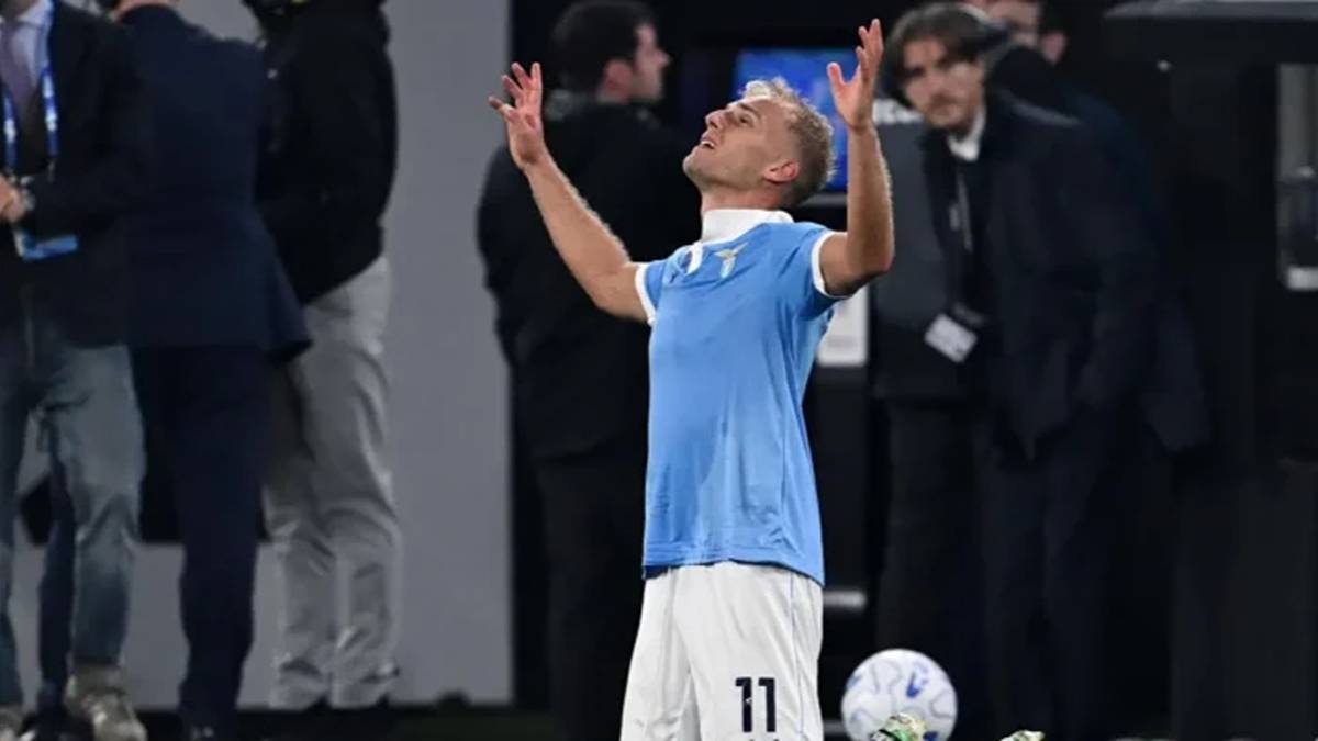 Napoli La Lazio travolge la Juventus e aggancia in testa l'Inter. Tonfo del Napoli a Venezia.