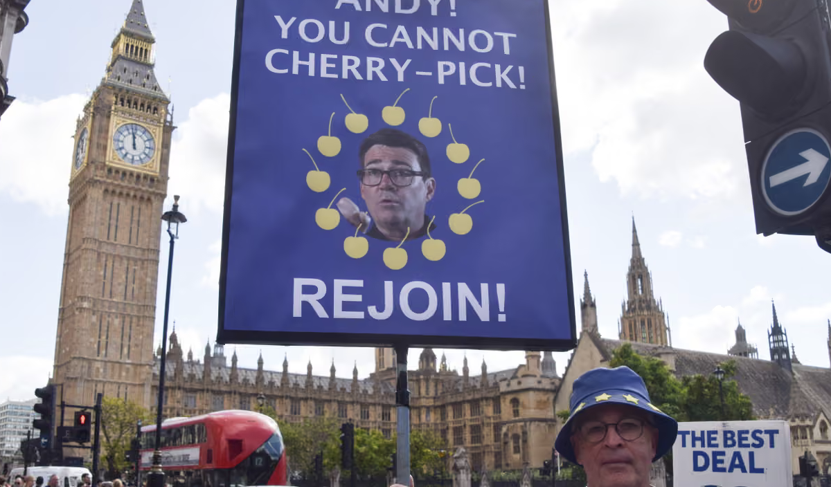 Brexit, quasi metà degli elettori vuole il ritorno nell’Ue e Burnham valuta nuovi rapporti con l’Europa Brexit, quasi metà degli elettori vuole il ritorno nell’Ue e Burnham valuta nuovi rapporti con l’Europa