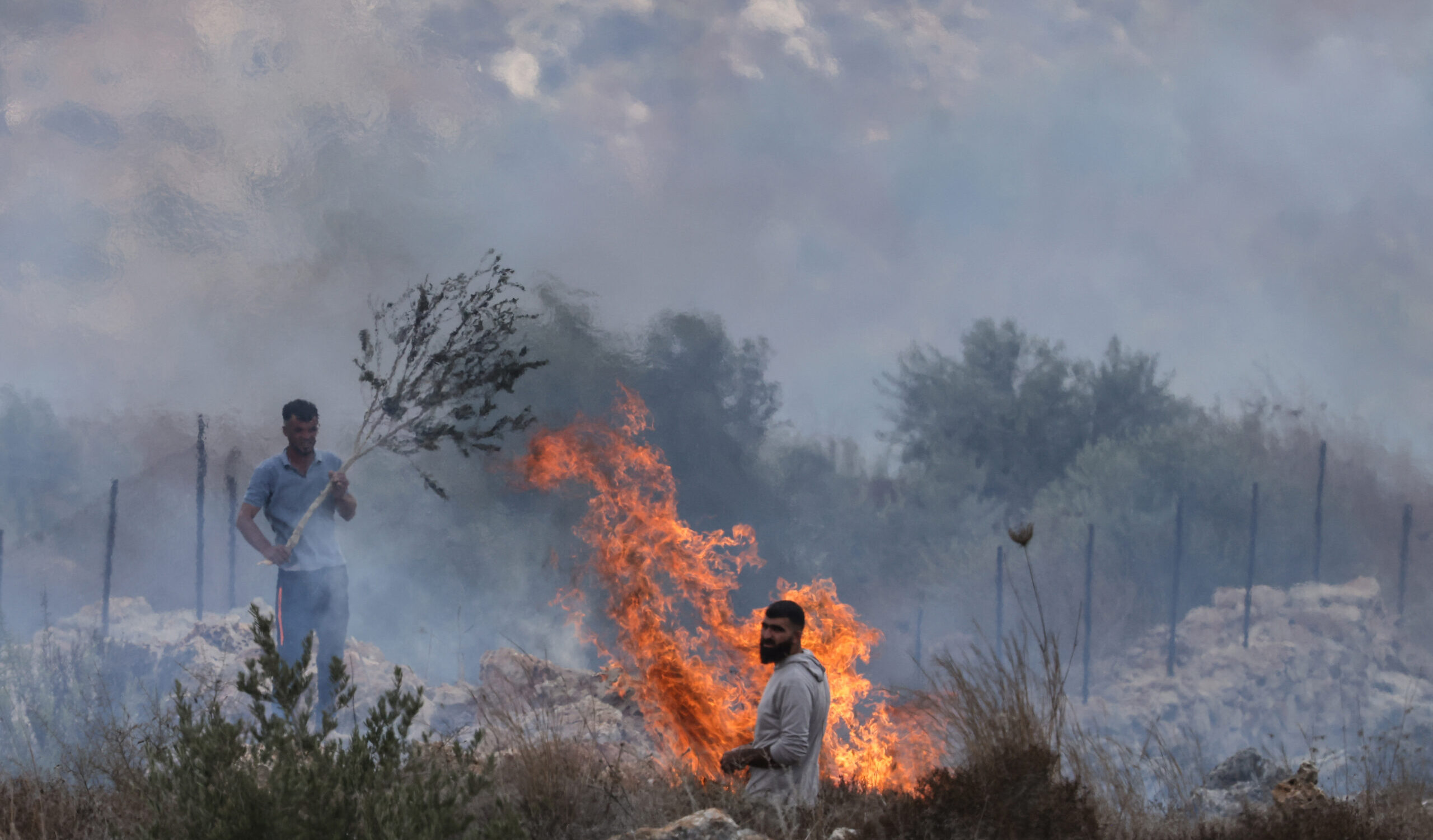 Coloni israeliani incendiano veicoli vicino a Nablus mentre l’esercito fa irruzione nelle città della Cisgiordania Coloni israeliani incendiano veicoli vicino a Nablus mentre l’esercito fa irruzione nelle città della Cisgiordania