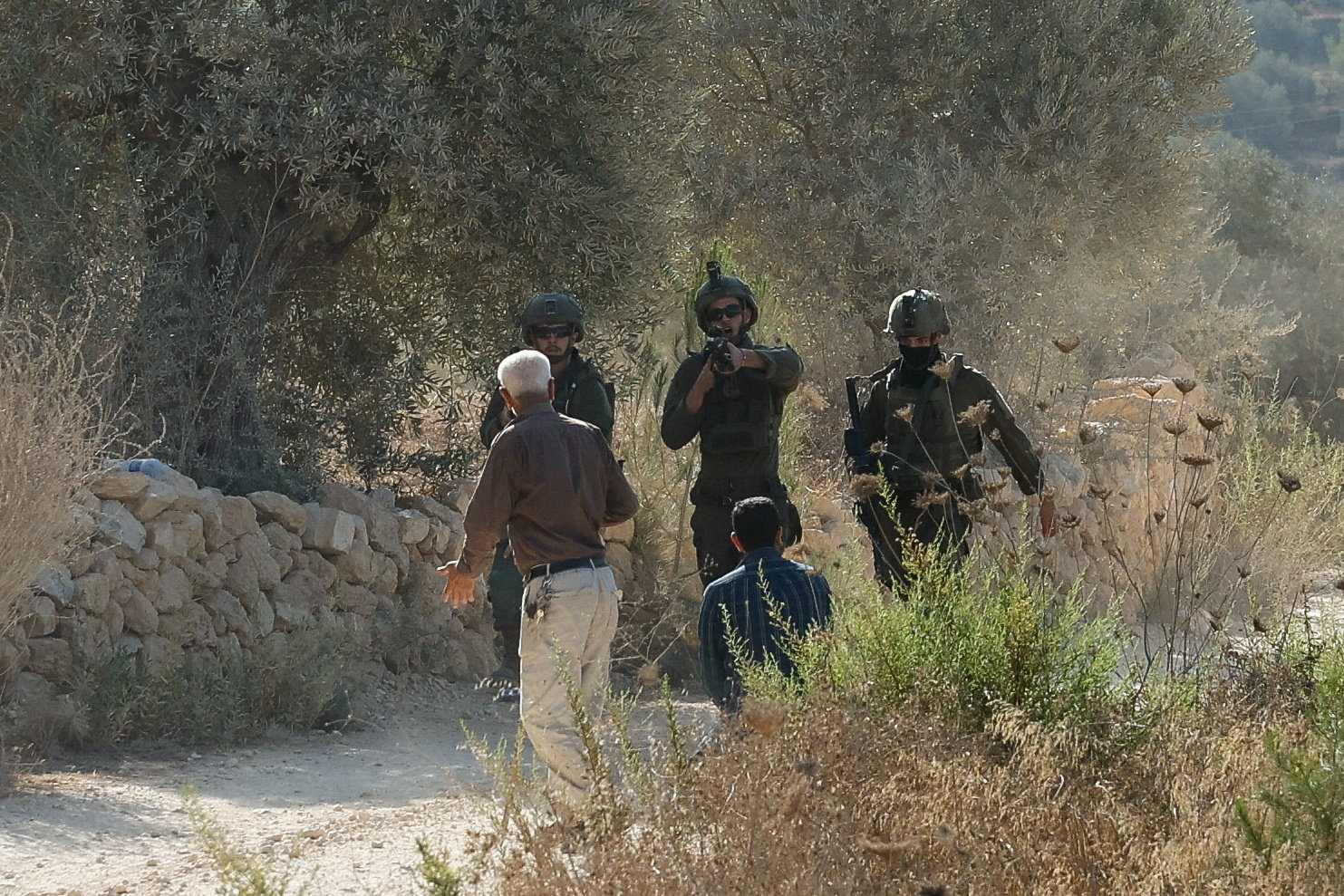 Cisgiordania, i coloni israeliani scatenano nuovi attacchi contro palestinesi e giornalisti Cisgiordania, i coloni israeliani scatenano nuovi attacchi contro palestinesi e giornalisti